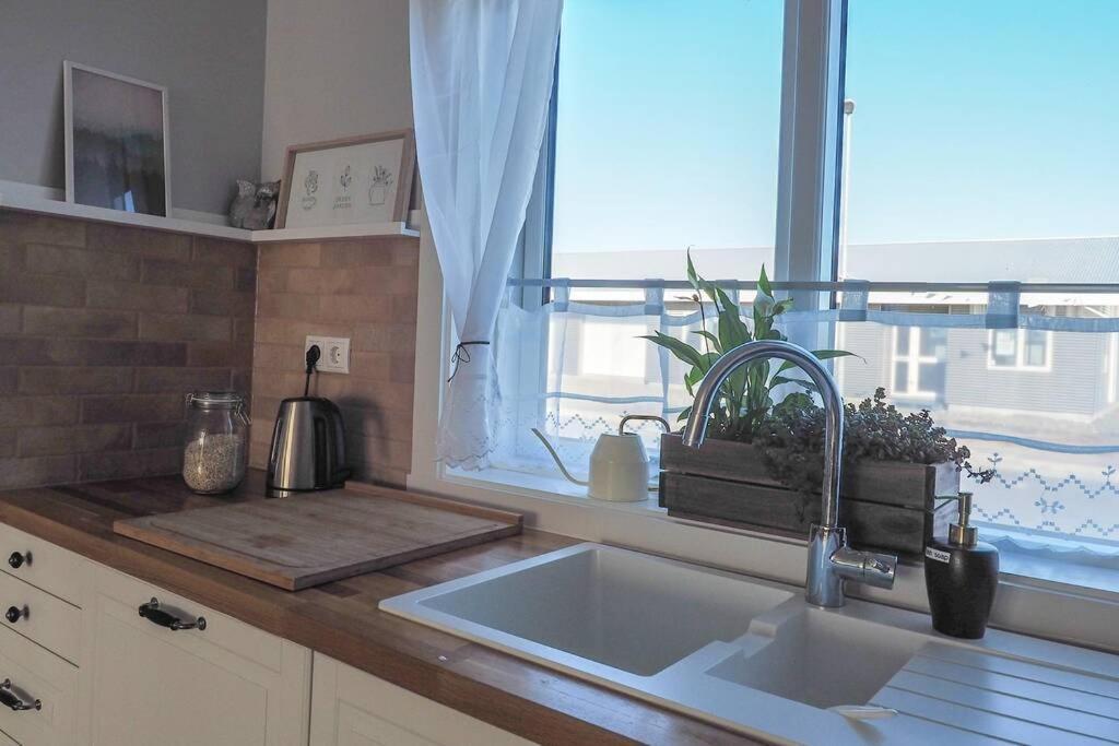 Stylish Apartment With 2 Bedrooms Eyrarbakki ภายนอก รูปภาพ